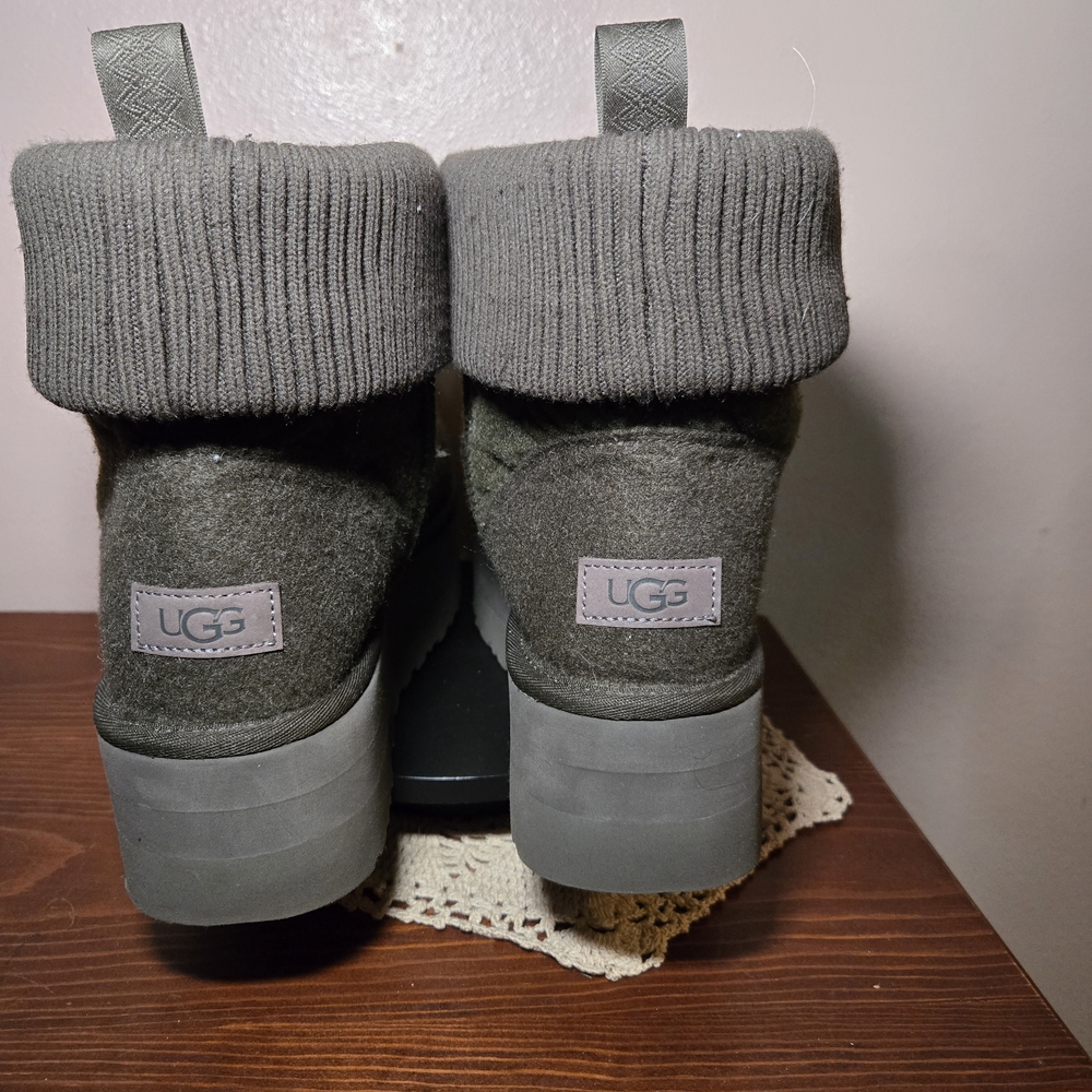 UGG Green Felt Ankle Boots embossed with the Name UGG - Picture 2 of 9